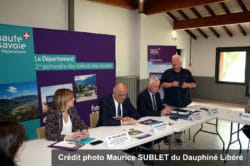 Signature du contrat départemental d'avenir et de solidarité le 24 mai 2019, Crédit Photo Maurice Sublet du Dauphiné Libéré